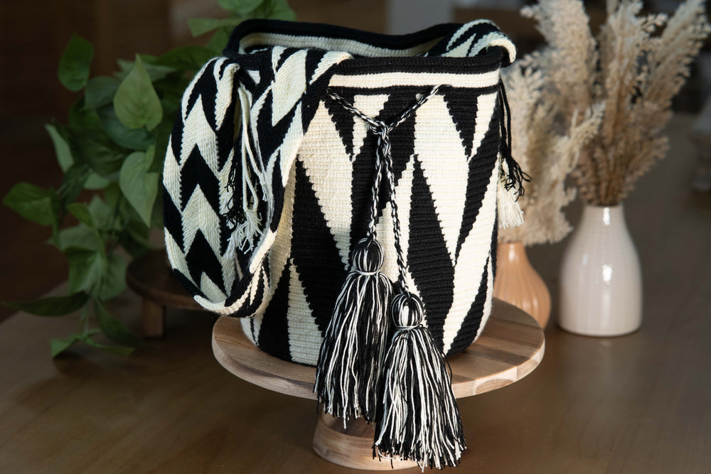 HANDMADE WAYUU COLOMBIAN BAG - LARGE #040